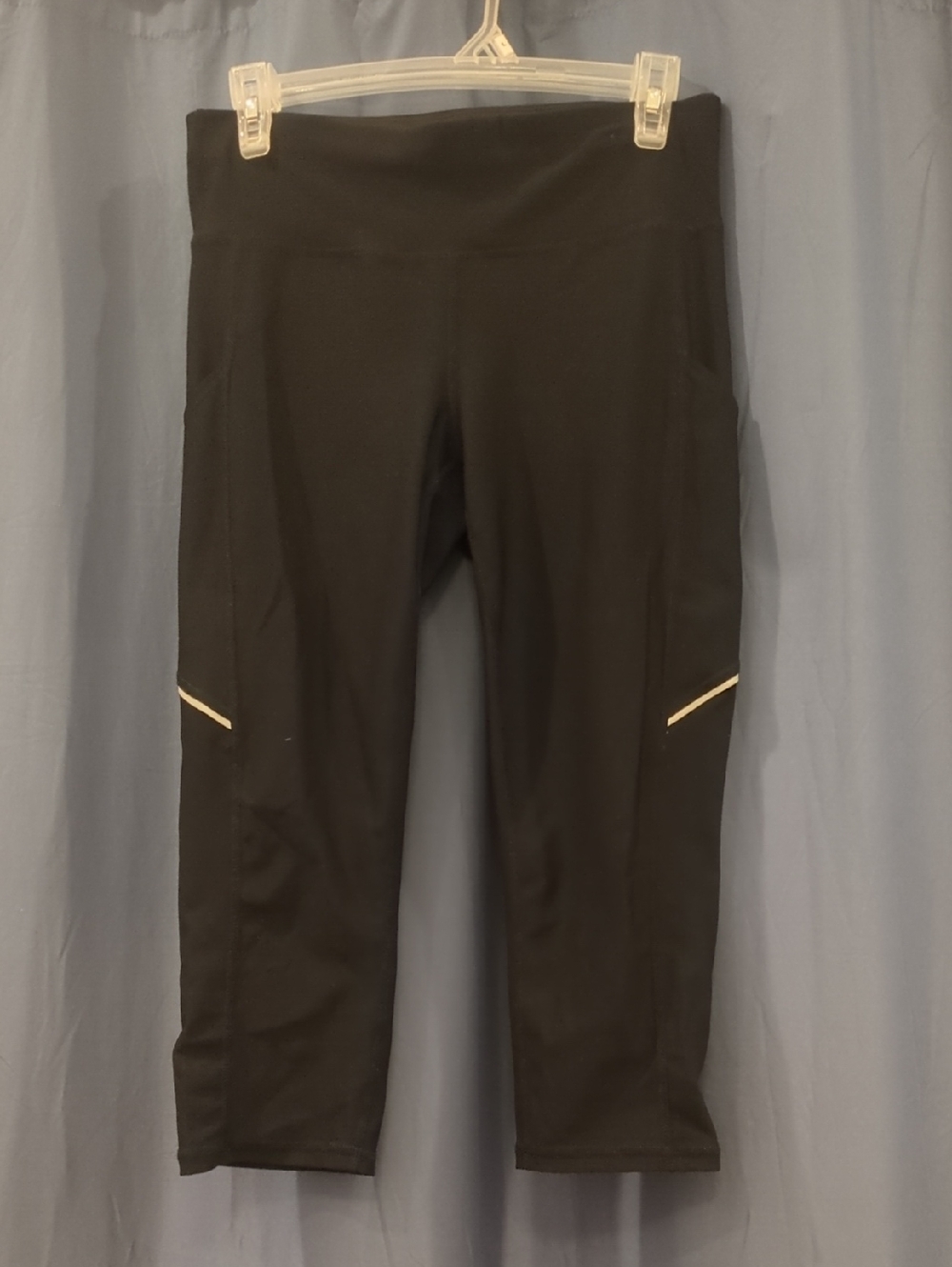 Xersion Black Capri Mid-Rise Train Leggings With Pockets